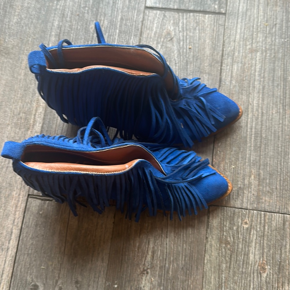 N 
YDN brand, size ?,5
Blue suede fringe ankle boots,